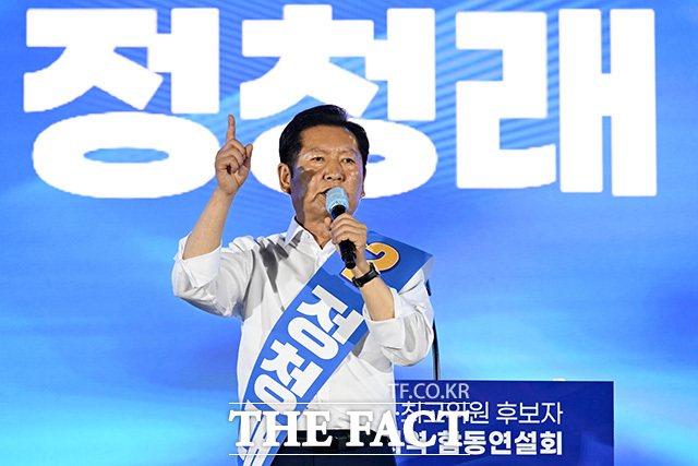 '전당대회 D-1' 마지막 지지 호소하는 더불어민주당 당 대표 후보들. 송영길과 정청래, 한병도 당 대표 직무대행 겸 원내대표, 김민석 후보(왼쪽부터).