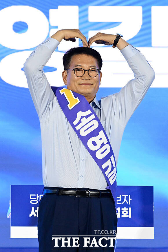 '전당대회 D-1' 마지막 지지 호소하는 더불어민주당 당 대표 후보들. 송영길과 정청래, 한병도 당 대표 직무대행 겸 원내대표, 김민석 후보(왼쪽부터).