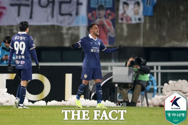2024년11월28일 천안종합운동장에서 열린 K리그 승강 플레이오프 1차전에서 충남아산의 주닝요가 대구FC를 상대로 골을 터뜨린 뒤 포효하고 있다. 경기 이틀전 전국적인 폭설로 경기를 위해 급하게 치운 눈이 그라운드 주변에 녹지 않고 그대로 쌓여있다./K리그