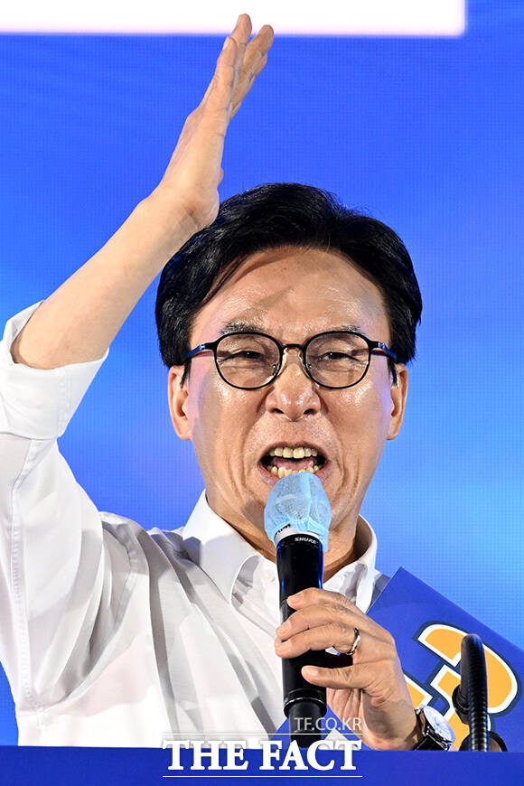 '전당대회 D-1' 마지막 지지 호소하는 더불어민주당 당 대표 후보들. 송영길과 정청래, 한병도 당 대표 직무대행 겸 원내대표, 김민석 후보(왼쪽부터).