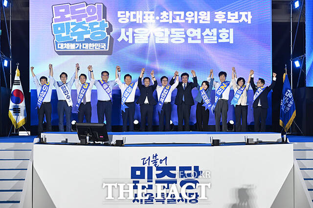 더불어민주당 당 대표 후보 및 최고위원 후보들이 16일 오후 경기도 고양시 킨텍스 제2전시장에서 열린 당 대표 및 최고위원 선출을 위한 서울 순회경선 합동연설회에서 기념촬영을 하고 있다./고양=남용희 기자