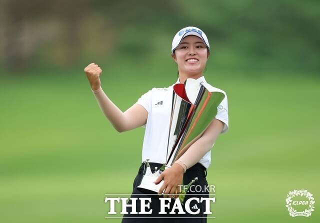 메디힐 한국일보 챔피언십에서 우승, 시즌 3승을 달성한 서교림이 트로피를 든 채 주목을 불끈 쥐며 환호하고 있다./KLPGA제공