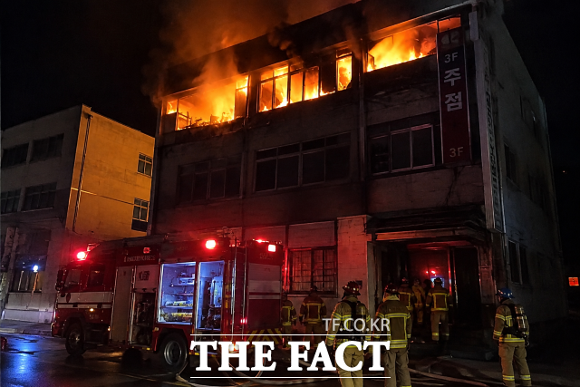 16일 새벽 전남광주시 고흥군의 한 주점에서 전기적 요인으로 추정되는 화재가 발생했다. /AI 생성 이미지