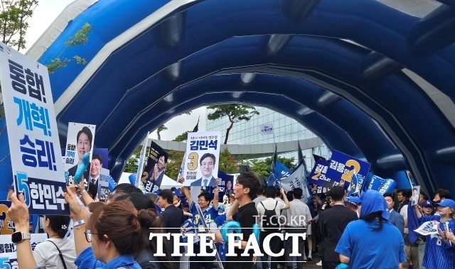 8·17 전당대회가 막바지에 접어든 가운데, 당대표·최고위원 선거가 막판 혼전 양상을 보이며 지지 열기도 이어지고 있다. 사진은 대전 유성구 DDC대전컨벤션센터에서 자신들이 지지하는 당대표 및 최고위원 후보를 응원하는 당원들의 모습. /대전=서다빈 기자