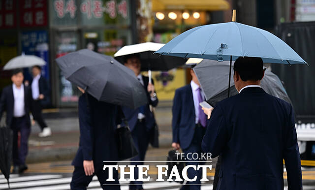 전국 대부분 지역에 비가 예보된 지난해 5월16일 오전 서울 양천구 신정동의 한 거리에서 시민들이 소나기에 발걸음을 재촉하고 있다. /남윤호 기자
