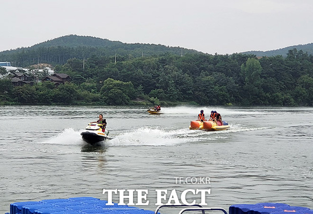 바나나 보트를 탄 가족들이 광복절 연휴를 즐기고 있다. /김성권 기자