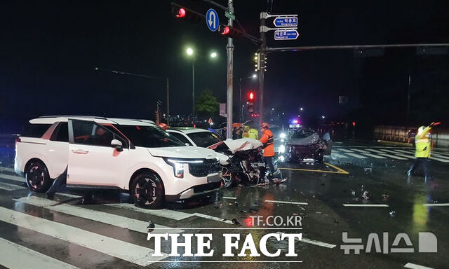 전남광주시 광양시 광양읍 한 교차로에서 만취 상태 운전자가 차량 2대와 충돌해 경찰이 사고 조사를 펴고 있다. /뉴시스