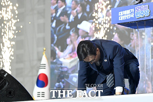 수락 연설하는 김민석 더불어민주당 신임 당대표.