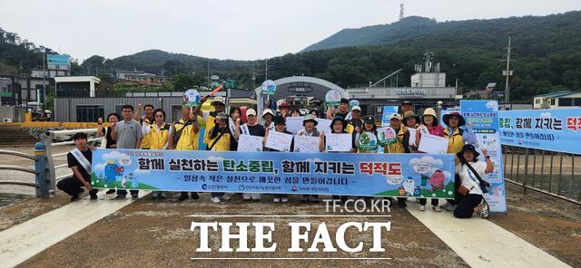 인천시가 15일 덕적도 일원에서 인천지속가능발전협의회와 함께 기후행동 실천 활동 캠페인을 진행하고 있다. /인천시