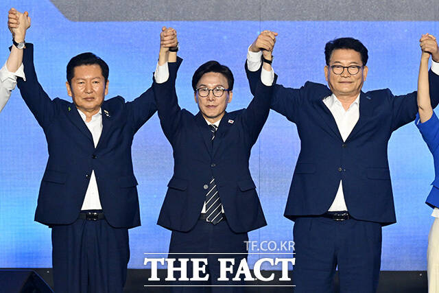 수락 연설하는 김민석 더불어민주당 신임 당대표.