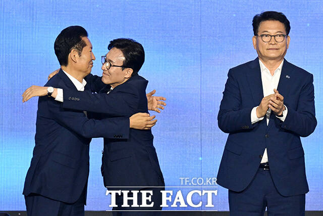 수락 연설하는 김민석 더불어민주당 신임 당대표.