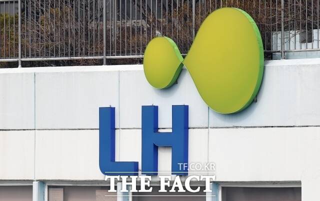 LH가 안전하고 쾌적한 공공주택 주거환경을 제공하기 위해 '승강기 종합 개선방안'을 시행한다. /더팩트 DB