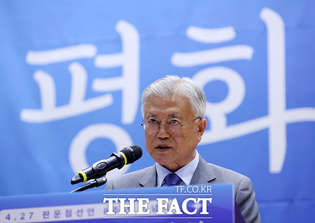 문재인 전 대통령은 17일 더불어민주당 전당대회 과정에서 불거진 당내 갈등에 우려를 나타내며 새 지도부를 중심으로 힘을 모아야 한다고 당부했다. 사진은 문 전 대통령이 지난 4월 27일 서울 여의도 국회에서 열린 판문점 선언 8주년 기념식에서 기념사를 하고 있는 모습. /남용희 기자