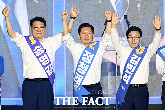 더불어민주당 당 대표 후보인 송영길과 정청래, 김민석 의원(왼쪽부터)이 17일 오후 대전 유성구 대전컨벤션센터에서 열린 더불어민주당 제3차 정기전국당원대회에서 당원들에게 인사를 하고 있다. /대전=남용희 기자
