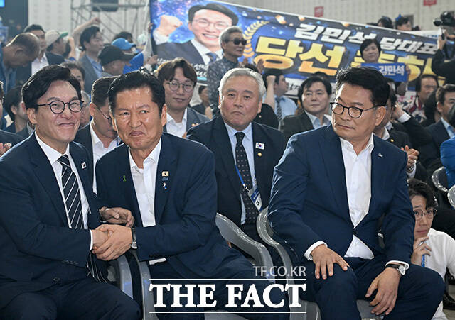 집권여당 당권을 거머쥔 김민석 신임 민주당 대표는 이 대통령의 지지율을 흔드는 부동산 문제를 정부와 함께 해결해야 하는 숙제를 안게 됐다. 사진은 김 대표가 17일 대전 컨벤션센터에서 열린 제3회 더불어민주당 정기 전국당원대회에서 당 대표 당선이 확정되자 정청래 후보와 악수하는 모습. /남용희 기자