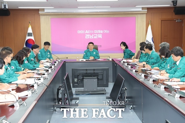 권순기 경남도교육감이 17일 오전 9시 본청 중회의실에서 집중호우 대응 비상대책회의를 열고 학교 피해 상황과 학사 운영, 시설 복구 대책 등을 점검하고 있다. /경남교육청
