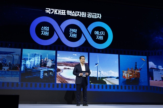 장인화 포스코그룹 회장이 지난달 열린 CEO인베스터데이에서 그룹 사업 포트폴리오 전략을 직접 설명하고 있다. /포스코홀딩스