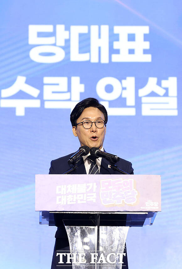 수락 연설하는 김민석 더불어민주당 신임 당대표.