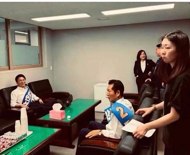 김민석 더불어민주당 당대표 후보는 최근 온라인에서 논란인 신발을 신은 채 탁자 위에 발을 올린 것에 대해 