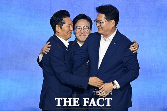 출직 최고위원 과반을 친청(친정청래)계가 차지하면서 김민석 더불어민주당 신임 당 대표에게는 전당대회 과정에서 깊어진 갈등을 봉합하고 지도부를 하나로 묶는 과제가 주어졌다. 사진은 김 대표(가운데)가 17일 오후 대전 유성구 대전컨벤션센터에서 열린 더불어민주당 제3차 정기전국당원대회에서 당선을 확정지은 뒤 정청래(왼쪽), 송영길 후보와 포옹을 하고 있는 모습. /남용희 기자
