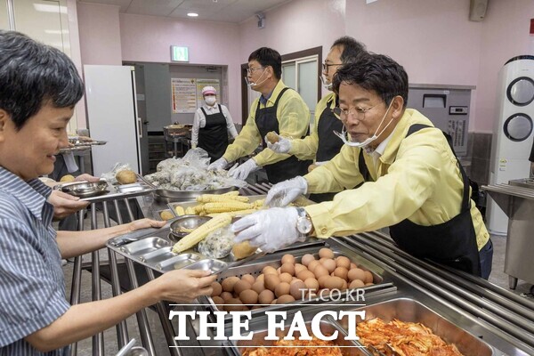 김찬술 대덕구청장(사진 오른쪽)이 18일 을지연습 중 국가비상사태에 따른 물자공급 차질 상황을 가정한 비상급식 훈련에서 직원과 주민들에게 감자를 배식하고 있다. /대덕구