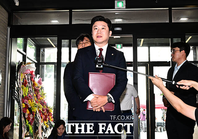 진종오 국민의힘 의원이 18일 오후 서울 여의도 국민의힘 중앙당사에서 열린 윤리위원회 전체회의에 출석하고 있다. /배정한 기자