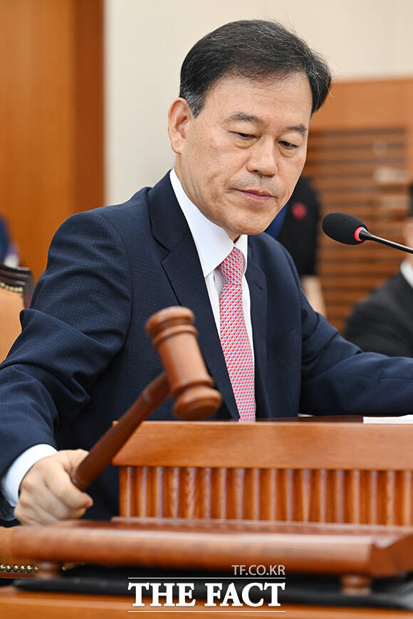 [더팩트ㅣ국회=남용희 기자] 윤한홍 국회 정무위원장이 5월 14일 오전 서울 여의도 국회에서 열린 정무위원회 전체회의에서 의사봉을 두드리며 회의를 주재하고 있다.