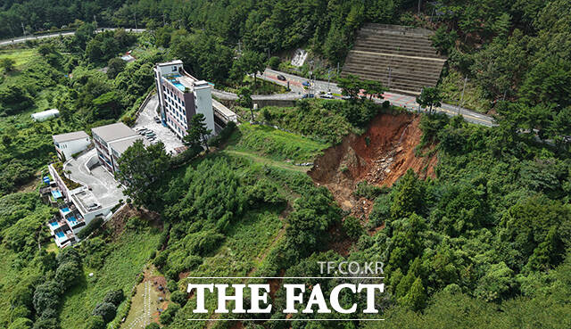 경상남도 거제시를 중심으로 기록적인 폭우가 내린 가운데 18일 오후 경남 거제시 일운면 일대 야산에서 토사가 흘러 내리고 있다. /거제=박헌우 기자