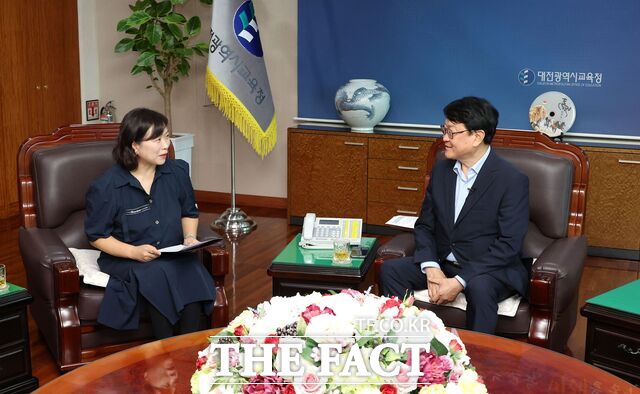 오석진 대전시교육감이 열린기자단 소속 정혜주 학부모 시민기자와 대담을 나누고 있다. /대전시교육청