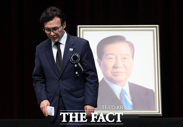 김민석 더불어민주당 대표가 18일 오전 서울 동작구 국립서울현충원 현충관에서 열린 김대중 대통령 서거 17주기 추모식에 참석해 추모사를 마친 후 이동하고 있다.