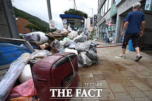 경상남도 거제시를 중심으로 기록적인 폭우가 내린 가운데 18일 오후 경남 거제시 고현동 인도에 침수된 생활용품들이 버려져 있다. /거제=송호영 기자