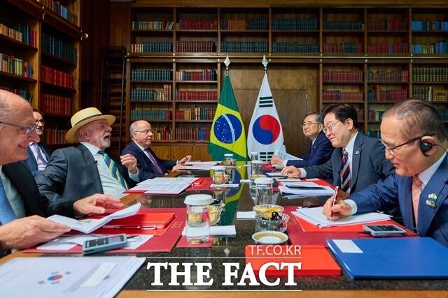 산업통상부는 18일 한국이 진출한 브라질 기업 9곳, 주한브라질대사와 소통 간담회를 하고 애로사항을 청취했다. 사진은 지난달 27일(현지 시간) 이재명 대통령과 룰라 다 시우바 브라질 대통령이 브라질리아 대통령궁에서 정상회담 소인수회담을 하는 모습. /청와대