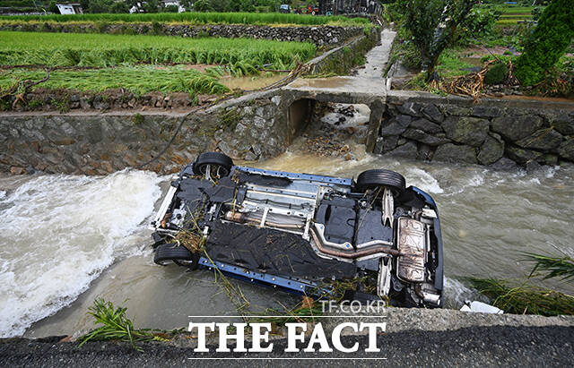 경상남도 거제시를 중심으로 기록적인 폭우가 내린 가운데 18일 오전 경남 거제시 거제면의 한 마을 도랑에 차량이 빠져 있다. /거제=박헌우 기자