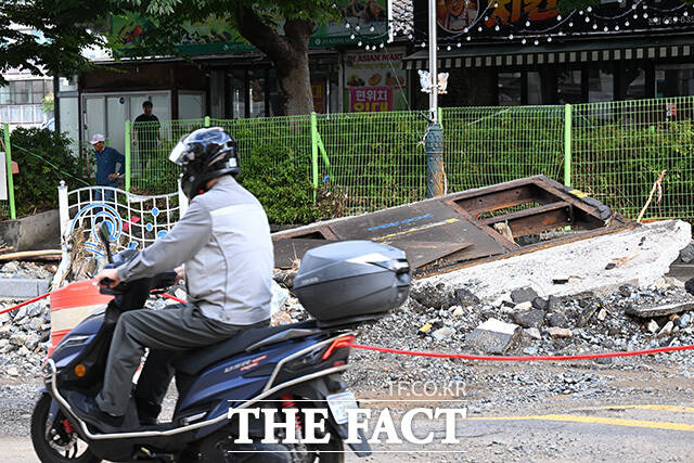 장평3로 위로 돌들이 쌓여 있다.
