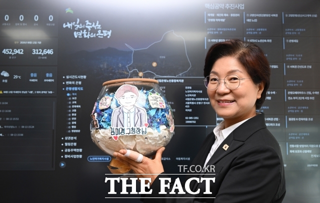 김미경 은평구청장이 13일 서울 은평구청 집무실에서 <더팩트>와 인터뷰를 하고 있다. /남윤호 기자