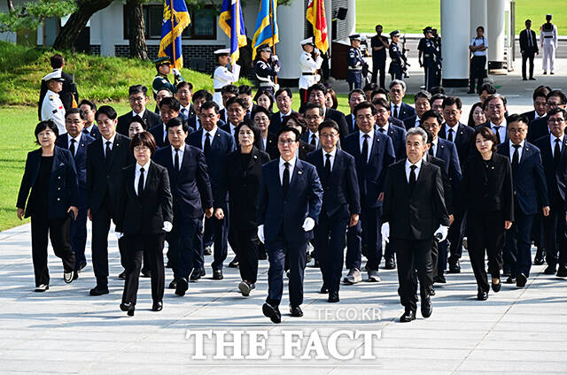 김민석 더불어민주당 신임 당대표가 18일 오전 서울 동작구 국립서울현충원에서 참배를 마친 뒤 이동하고 있다. /배정한 기자