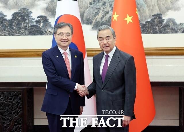 왕이 중국 외교부장 겸 공산당 중앙외사판공실 주임이 오는 19~20일 조현 외교부 장관의 초청에 따라 한국을 공식 방문한다. 사진은 조부 장관이 지난해 9월 중국 베이징에서 왕 부장을 만난 모습. /신화. 뉴시스