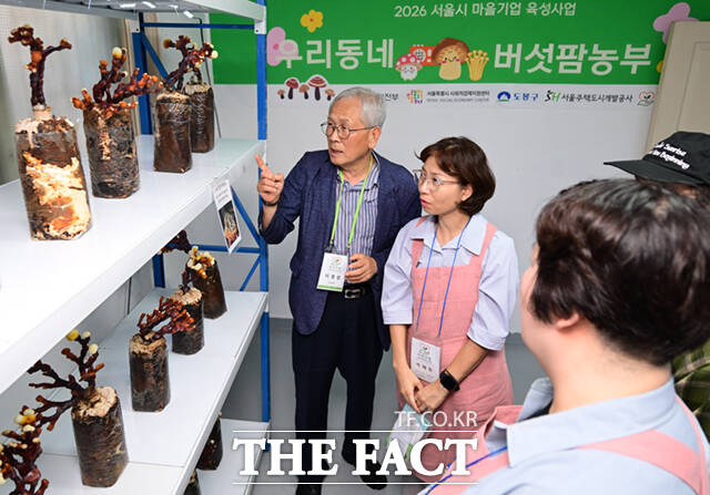 ‘자연사랑능력개발협동조합’ 개소식이 18일 오후 서울 도봉구 쌍문팜에서 열린 가운데, 이영섭 이사장이 수강생들에게 버섯 재배 현장을 소개하고 있다. /이새롬 기자