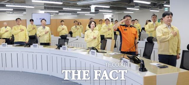 추미애 경기도지사와 경기도 및 관계기관 간부들이 을지연습 첫날인 18일 전시종합상황실에서 국민의례를 하고 있다. /경기도