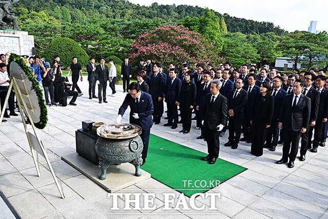 김민석 더불어민주당 신임 당대표가 18일 오전 서울 동작구 국립서울현충원에서 참배를 마친 뒤 이동하고 있다. /배정한 기자