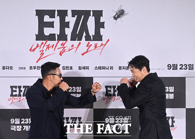 배우 변요한과 노재원, 최국희 감독, 임세미, 문지훈(스윙스), 김민호(왼쪽부터)가 18일 서울 용산구 CGV 용산 아이파크몰에서 열린 영화 '타짜: 벨제붑의 노래' 제작보고회에 참석해 포즈를 취하고 있다.