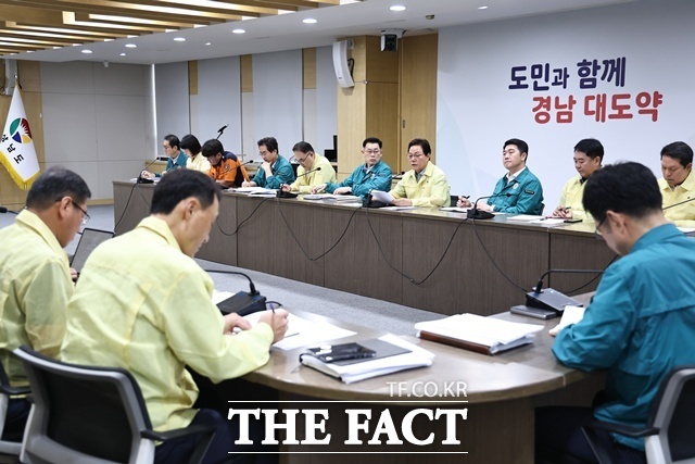 박완수 경남도지사가 18일 집중호우 관련 비상대책회의를 주재하고 있다. /경남도