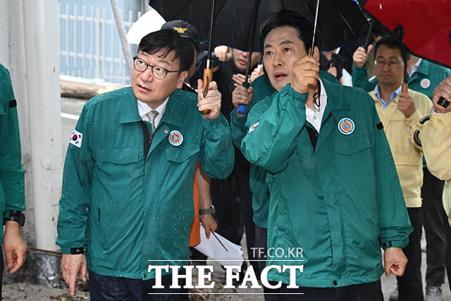 장동혁 국민의힘 당대표(가운데)가 18일 오전 호우로 인해 산사태가 발생한 경남 거제시 옥포동의 한 아파트 단지를 찾아 산사태 현장을 살펴보고 있다. /거제=김성렬 기자