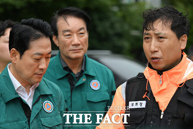 장동혁 대표가 싱크홀 현장을 살펴보고 있다.