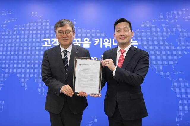 18일 서울 영등포구 DB증권 본사에서 김정훈 UN SDGs 협회 대표(오른쪽)와 곽봉석 DB증권 대표이사(왼쪽)가 기념사진을 촬영하고 있다. /DB증권