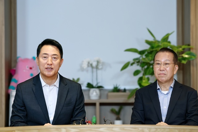 오세훈 서울시장(왼쪽)이 권영세 국민의힘 의원과 18일 오후 서울시청 집무실에서 용산공원 내 주택공급 문제를 비롯해 용산국제업무지구 주택공급 방안 등에 대한 의견을 밝혔다. /서울시