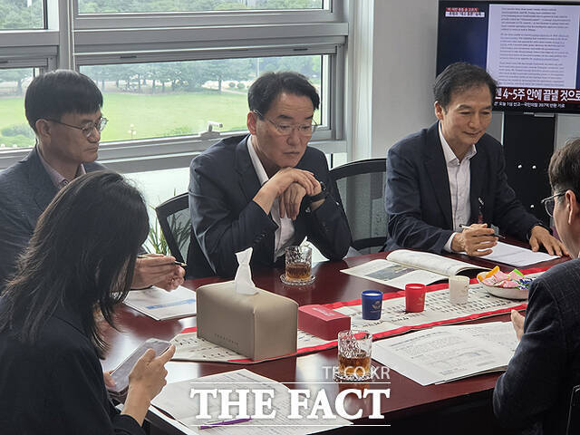 황병직 영주시장(가운데)이 지난달 27일 국회에서 주요 현안 사업을 설명하며 국비 확보 및 지역 발전을 위한 협조를 요청하고 있다. /영주시