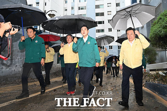 장동혁 국민의힘 당대표(가운데)가 18일 오전 호우로 인해 산사태가 발생한 경남 거제시 옥포동의 한 아파트 단지를 찾아 산사태 현장을 살펴보고 있다. /거제=김성렬 기자