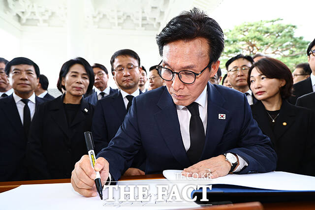 김민석 더불어민주당 신임 당대표가 18일 오전 서울 동작구 국립서울현충원에서 참배를 마친 뒤 이동하고 있다. /배정한 기자