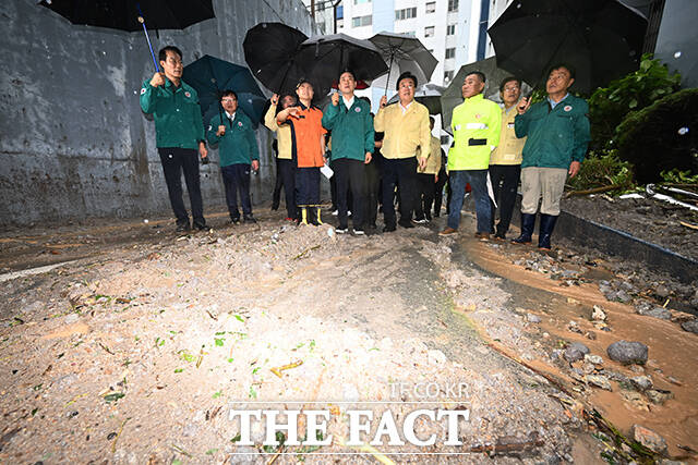 장동혁 국민의힘 당대표(가운데)가 18일 오전 호우로 인해 산사태가 발생한 경남 거제시 옥포동의 한 아파트 단지를 찾아 산사태 현장을 살펴보고 있다. /거제=김성렬 기자